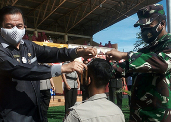 Suasana pemotongan rambut casis Bintara Polri, oleh Wakil  Walikota mewakili Pemerintah Daerah.