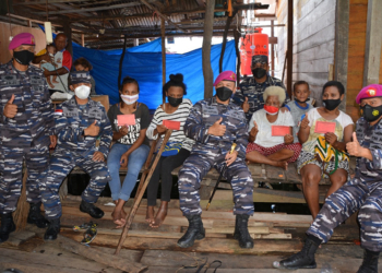 Suasana warga yang telah divaksin, oleh Tim Dokter Lantamal X Jayapura di Asei Besar Sentani.