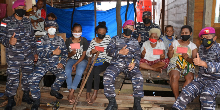 Suasana warga yang telah divaksin, oleh Tim Dokter Lantamal X Jayapura di Asei Besar Sentani.