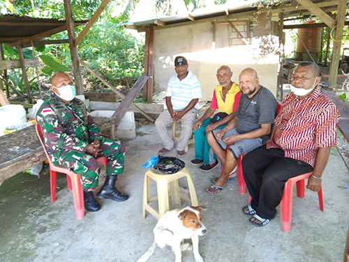 suasana kunjungan Danlanal Biak di Rumah Adat Manawer Beba, sebagai bentuk menghargai kearifan lokal.