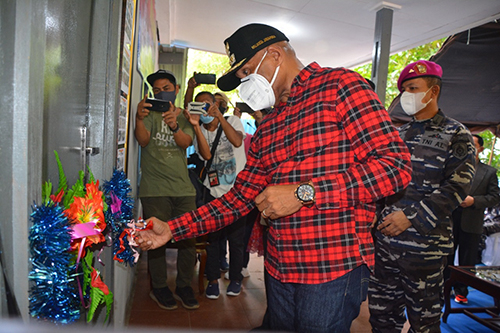 Walikota Jayapura saat meresmikan rumah baru, Bapak Tiris seorang juru parkir, lewat program TNI AL peduli.