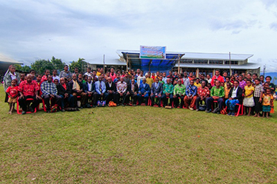 Para Hamba Tuhan dengan Anggota Jemaat, di Halaman Gereja Baptis Batalyon Wamena