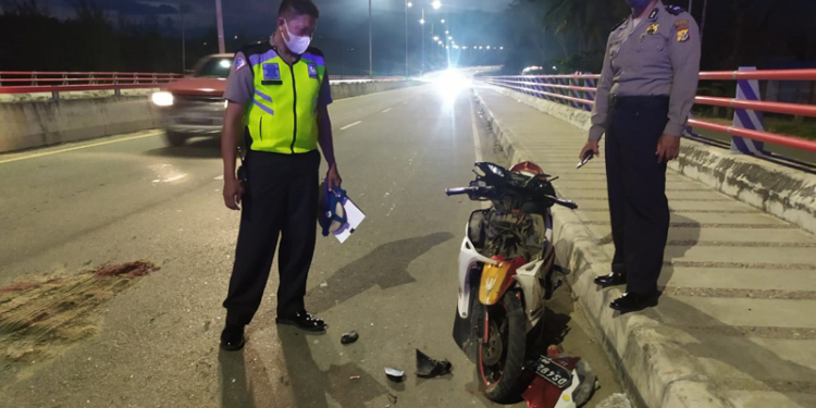 Suasana Polisi melihat TKP Kejadian Laka di Jembatan Merah