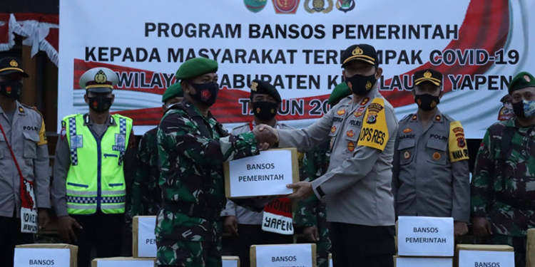 Suasana penyerahan Bantuan Sosial kepada warga terdampak covid-19, di Kabupaten Yapen.