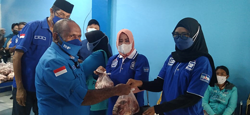 Ricky H.Pagawak - Wakil ketua 1 DPD Partai Demokrat Papua saat memberikan Bantuan Hewan Qurban kepada warga.