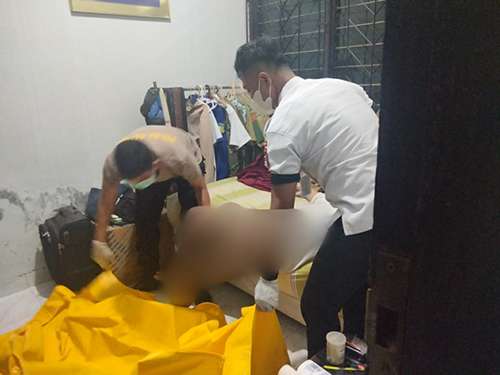 evakuasi mayat oleh Aparat Kepolisian Polsek Jayapura Selatan, di Jaya Asri.
