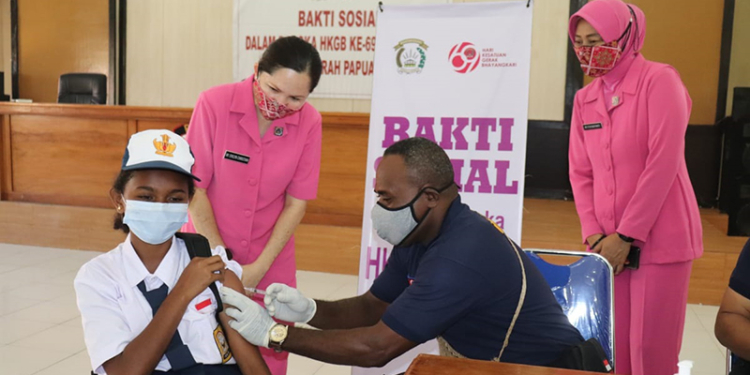 Pelaksanaan vaksin bagi anak usia sekolah di Kabupaten Keerom, oleh Dinas Kesehatan Bersama Bhayangkari.