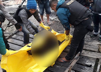 Aparat melakukan evakuasi korban pembakaran ruko, di Kabupaten Dogiyai.