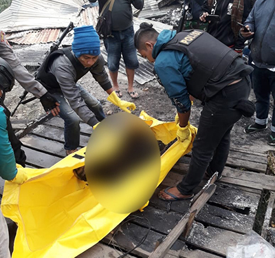 Aparat melakukan evakuasi korban pembakaran ruko, di Kabupaten Dogiyai.