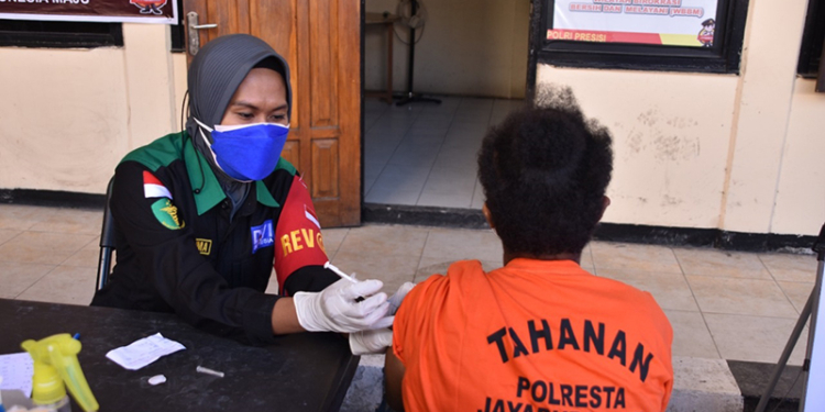 suasana pelaksanaan vaksin, bagi tahanan di Mapolresta Jayapura Kota. Sabtu, (10/07/2021).