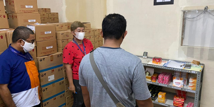 suasana Sidak Personel Sat Narkoba Polda Papua, di gudang obat Kimia Farma Jayapura (5/juli/2021)