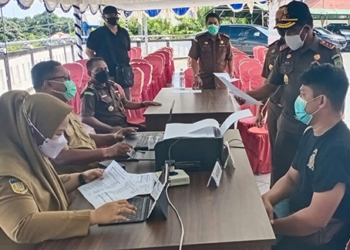 Kejaksaan Tinggi Papua ketika memantau kegiatan vaksinasi, di halaman kantor Kejaksaan.