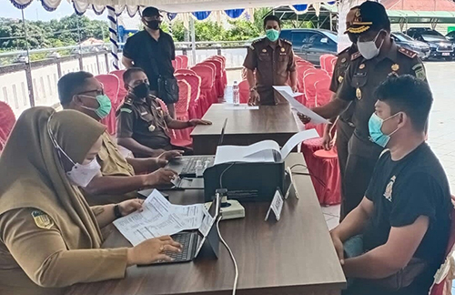 Kejaksaan Tinggi Papua ketika memantau kegiatan vaksinasi, di halaman kantor Kejaksaan.