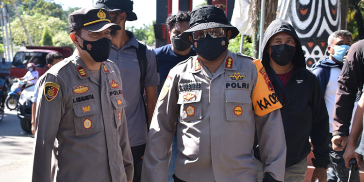 Suasana Kapolresta dan Kapolsek Abe. Memantau kegiatan demo, di Uncen Waena.