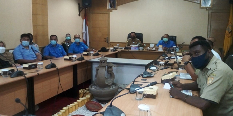 Suasana rapat koordinasi rencana perbaikan jalan, menuju kantor PDAM Jayapura