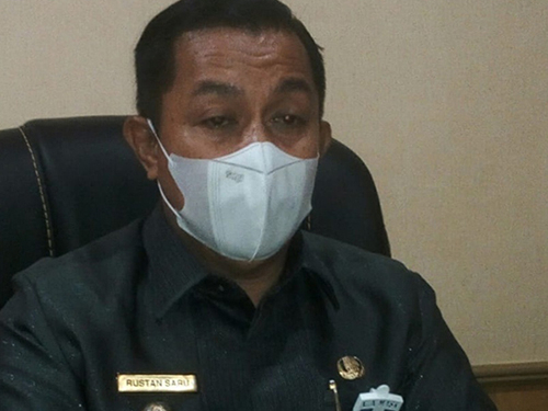 Suasana wawancara Wakil Walikota Jayapura, terkait klarifikasi tentang acara nikah keluarganya yang dinilai melanggar protkes.