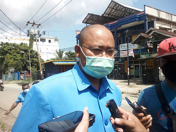 saat Sidak ke lapangan melihat pipa PDAM yang rusak parah, di jalan Kampwolker Waena 