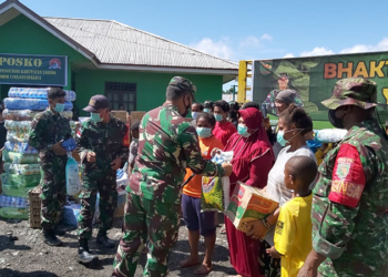 Suasana pemberian bantuan makanan dan kebutuhan sehari - hari, dari Kodam XVII/Cemderawasih untuk warga Kabupaten Yalimo.