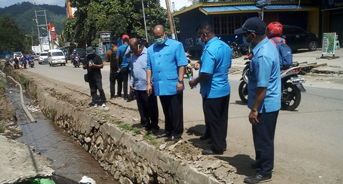 saat Sidak ke lapangan melihat pipa PDAM yang rusak parah, di jalan Kampwolker Waena     