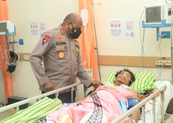 Suasana Kapolda melihat anggota Polri, yang diserang KKB di Yahukimo, di RS Bhayangkara.