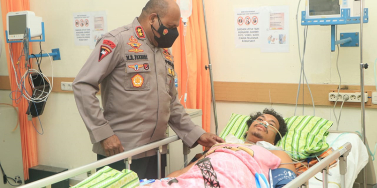 Suasana Kapolda melihat anggota Polri, yang diserang KKB di Yahukimo, di RS Bhayangkara.