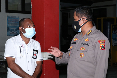 Ketua Komnas HAM Papua Frits Ramandey, ketika berkunjung ke Rumah Sakit Bhayangkara Polda Papua.