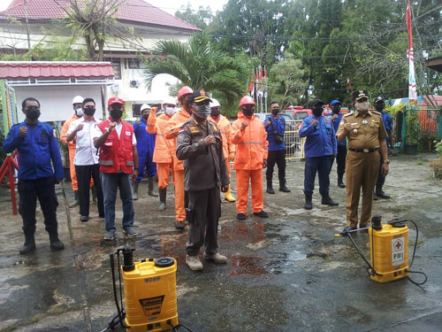 suasana Wakil Walikota bersama Para Petugas Penyemprotan, di Kantor Walikota Jayapura.  