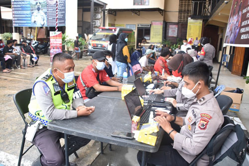 kegiatan vaksinasi di halaman Mapolresta Jayapura Kota, dihadiri puluhan warga Kota.