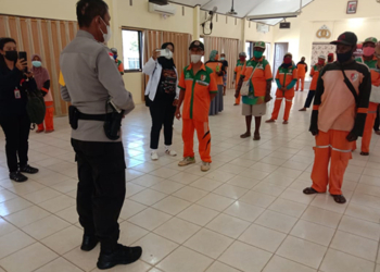 penyerahan sembako dari Polres Merauke, kepada Para Petugas Kebersihan Kota Merauke.