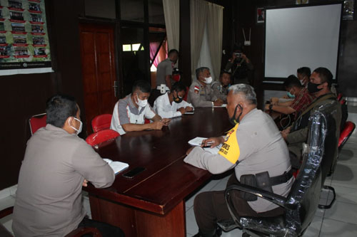 suasana Kapolres pimpin rapat, jelang perayaan Hari Ulang Tahun RI ke 76. Di Kabupaten Puncak Jaya.