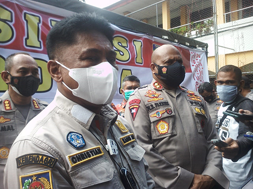 suasana wawancara Kadis Pendidikan Papua, usai bersama Kapolda tinjau vaksinasi di SMA 4 Jayapura.