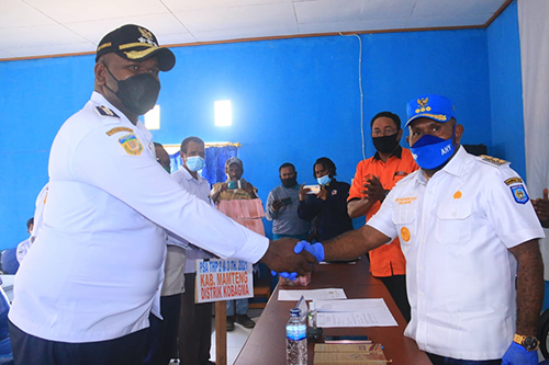 Bupati Mamberamo Tengah Ricky Ham Pagawak saat menyerahkan bantuan BST dan PSA secara simbolis, kepada Perwakilan Kepala Distrik Kobakma Yocko Baminggen di Aula BKPLA Distrik Kobakma Kabupaten Mamberamo Tengah, Rabu (4/7/2021).