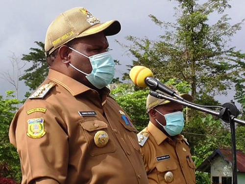 Bupati Yahukimo Didimus Yahuli, didampingi Wabup Esau Miram. Saat memimpin apel senin pagi, di halaman Kantor Bupati Yahukimo di Dekai.