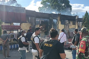 saat Kabid Humas Polda, berikan keterangan terkait pembakaran Polsek Nimboran Kabupaten Jayapura.