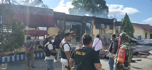 saat Kabid Humas Polda, berikan keterangan terkait pembakaran Polsek Nimboran Kabupaten Jayapura.