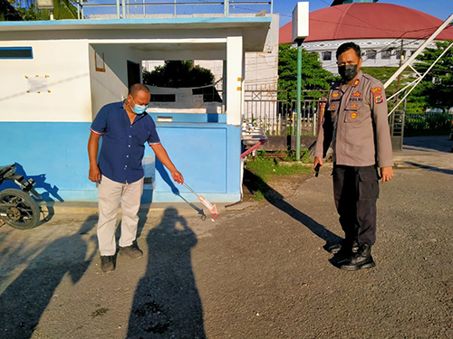 suasana olah Tempat Kejadian Perkara Aparat, terkait Petugas Satpam di Uncen meninggal.