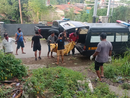penemuan jasad korban kekerasan, ketika dievakuasi Petugas ke ambulans Rumah Sakit Bhayangkara Polda.