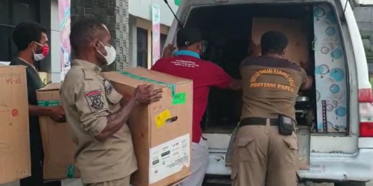 Bupati Paniai Terima Bantuan 8 Unit Konsentrator Oksigen