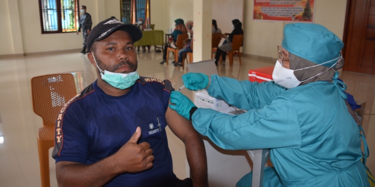 Warga Dok IX  Jalani Vaksinasi  Tahap Kedua Dari Tim Vaksinator Lantamal X Jayapura