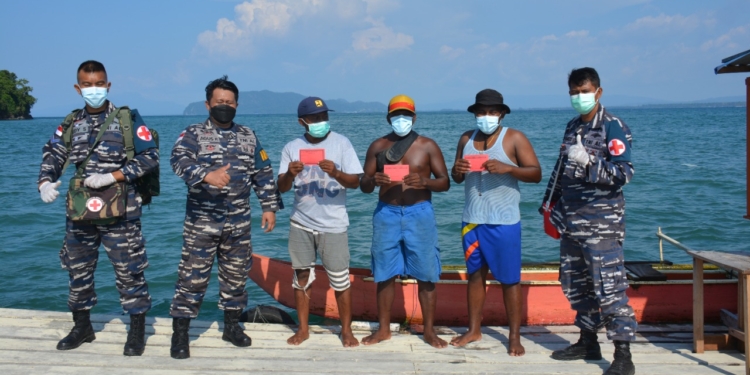 Penjaga Keramba Ikan Dan Nelayan Di Laut Jadi Sasaran Serbuan Vaksin Oleh Tim Kesehatan TNI AL