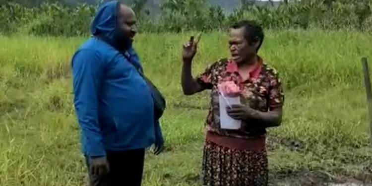 Peduli Lansia, Bupati Nawipa Kembali Serahkan Bansos Bagi 500 Lansia