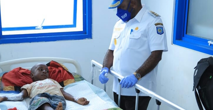 Jenguk Pasien di RSUD Lukas Enembe, Bupati RHP Tebarkan Motivasi