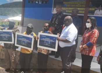 232 Petani Paniai Terima Insentif Dari  Bupati Meki Nawipa