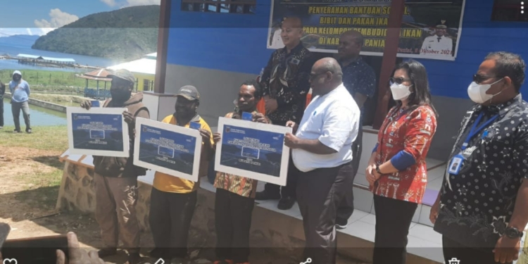 232 Petani Paniai Terima Insentif Dari  Bupati Meki Nawipa