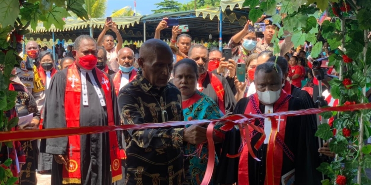Walikota Jayapura Resmikan Gedung Gereja GKI Marthen Luther Samabusa Kab. Nabire