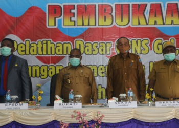 Bupati Tolikara Lepas Latsar CPNS Formasi 2018 dan 2013 Golongan II dan III