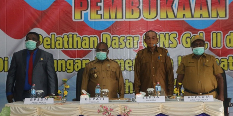 Bupati Tolikara Lepas Latsar CPNS Formasi 2018 dan 2013 Golongan II dan III