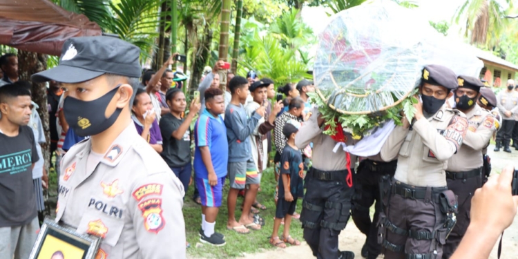 Kapolda Jambi Antarkan Jenazah Siswa Seba Alm Denis Yonas Trangen Ke Papua