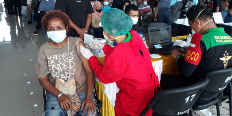 Dukung Herd Immunity Polda Papua Gelar Vaksin Presisi