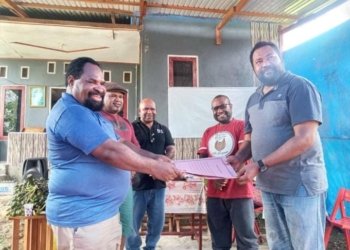 Elpius Hugi Serahkan SK Panitia Mubes ke II Alumni St. Thomas Wamena